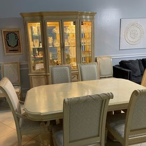 Dining room sat with 8 chairs and 2  extensions